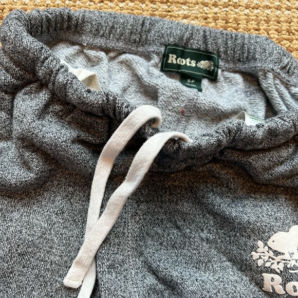ROOTS grey comfy sweatpants - Picture 4 of 8